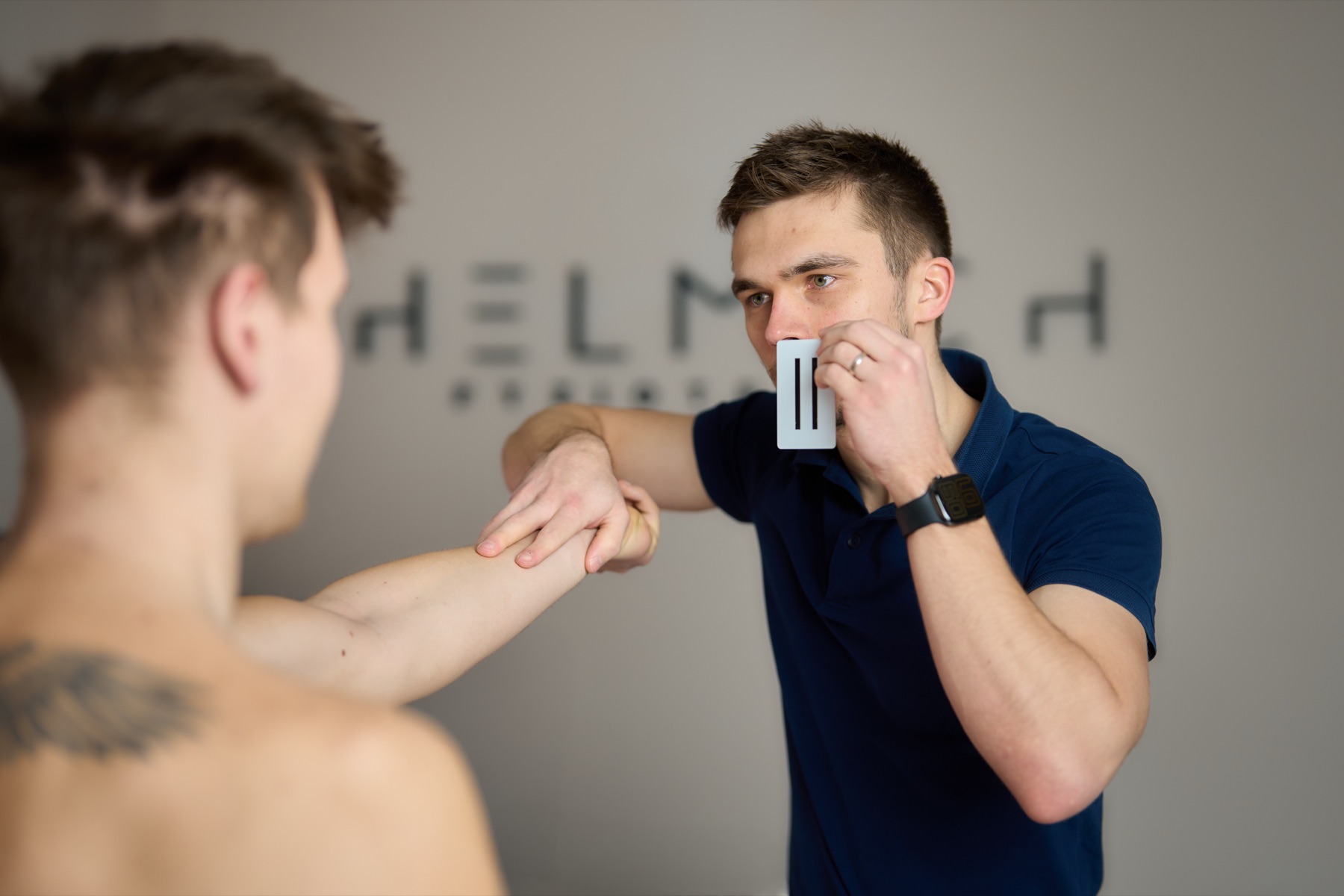 P-DTR vyšetření — testování svalu s vizuálním podnětem na kartě
